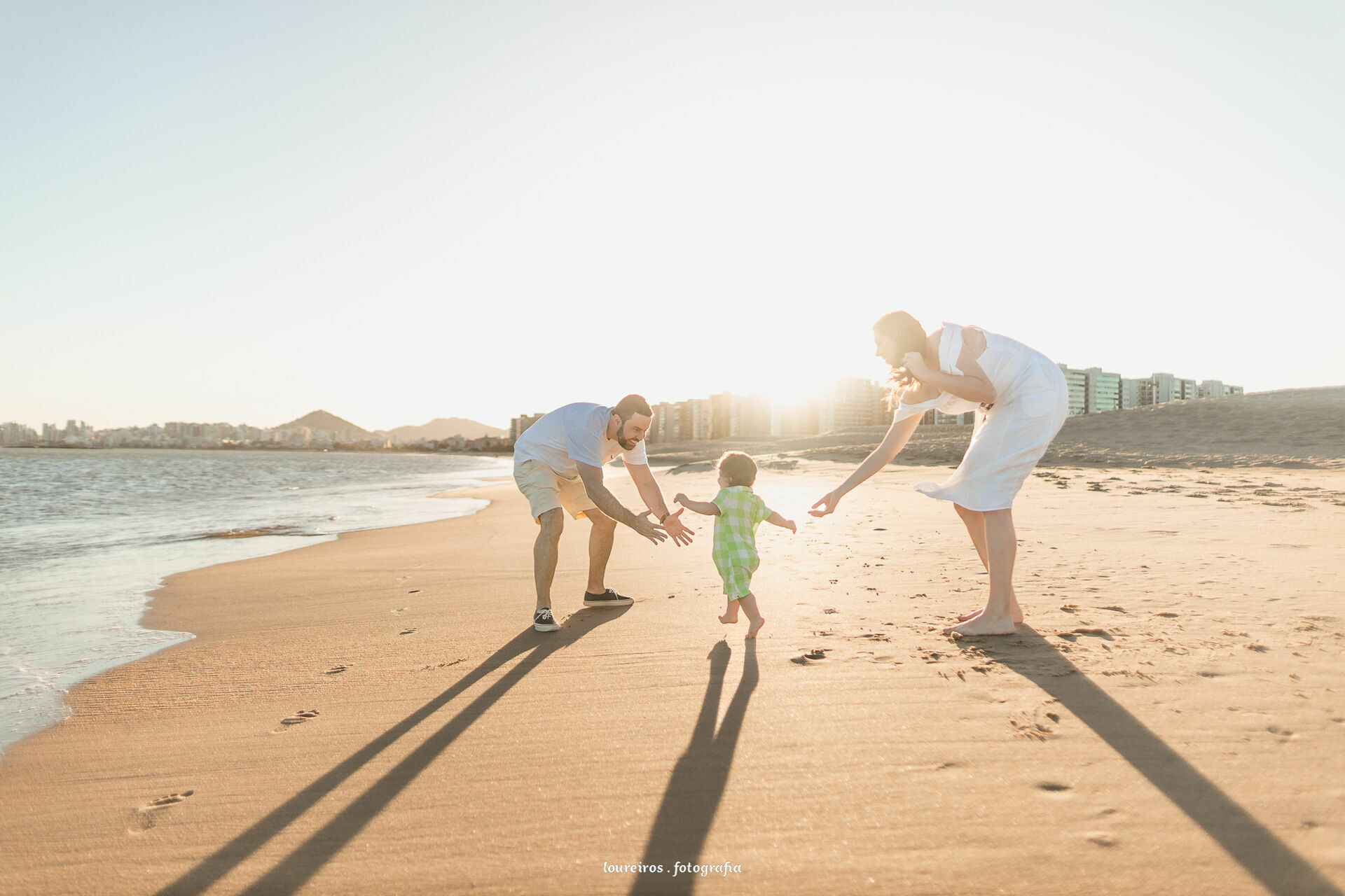 Foto Ensaio Família . João 1 ano . Praia de Camburi . Vitória - ES - Imagem 17